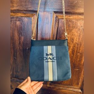 Coach Kitt Messenger with Horse & Carriage